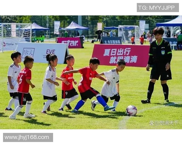 足球明星与小朋友展开趣味对决精彩视频尽显童趣与足球魅力